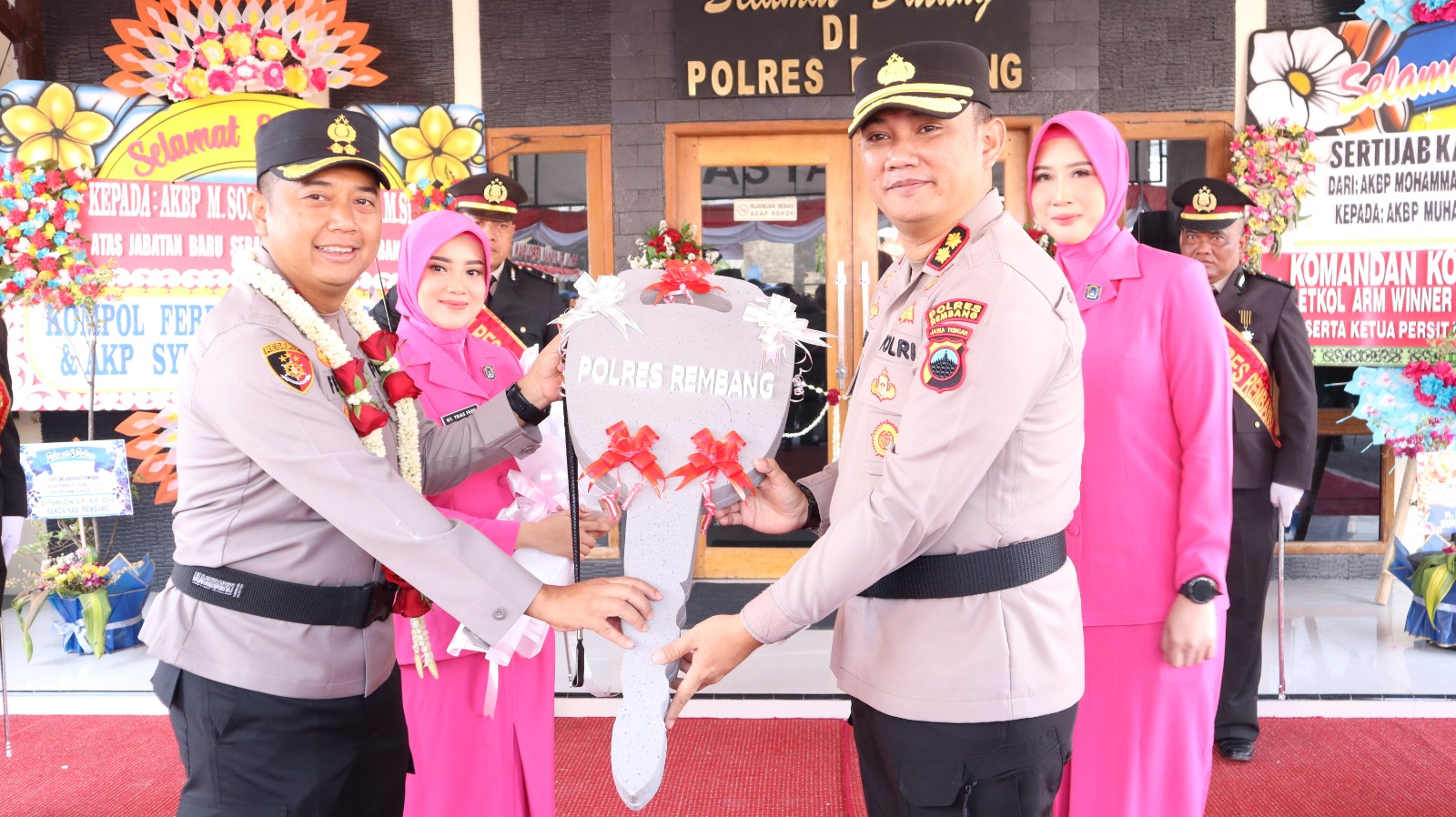 Tradisi Pedang Pora Sambut AKBP MS.Fery Jabat Kapolres Rembang Yang Baru