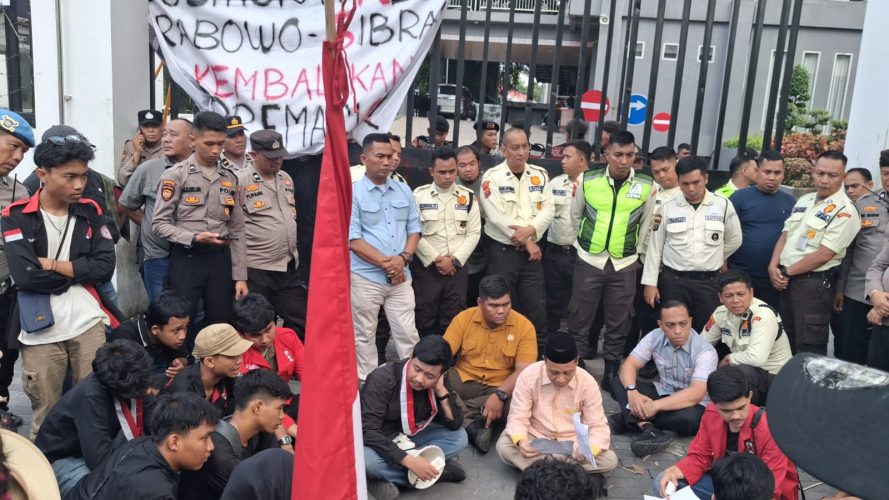 Demo GMNI di DPRD Medan Ricuh, Massa Goyang Pagar dan Tolak Dialog