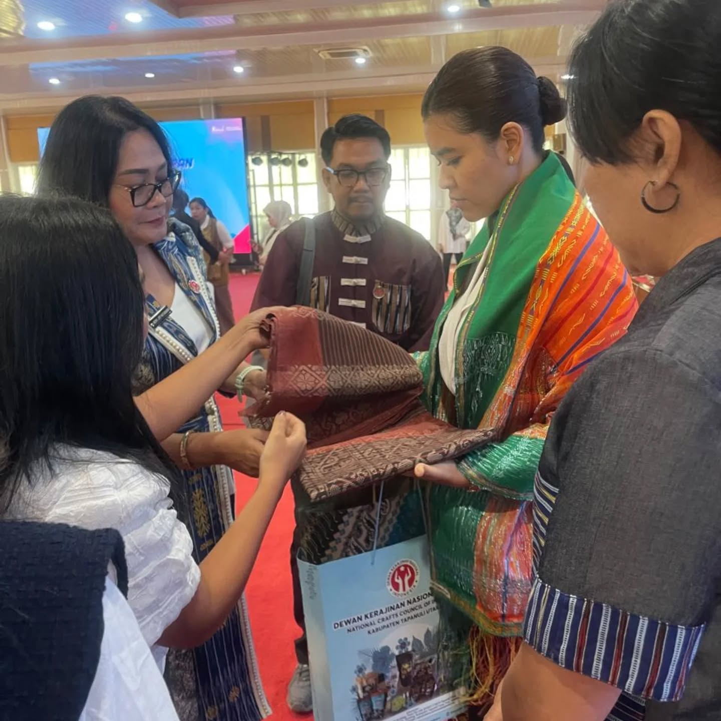 Dekranasda Taput Siapkan 10 Karya Busana di Indonesia Fashion Week