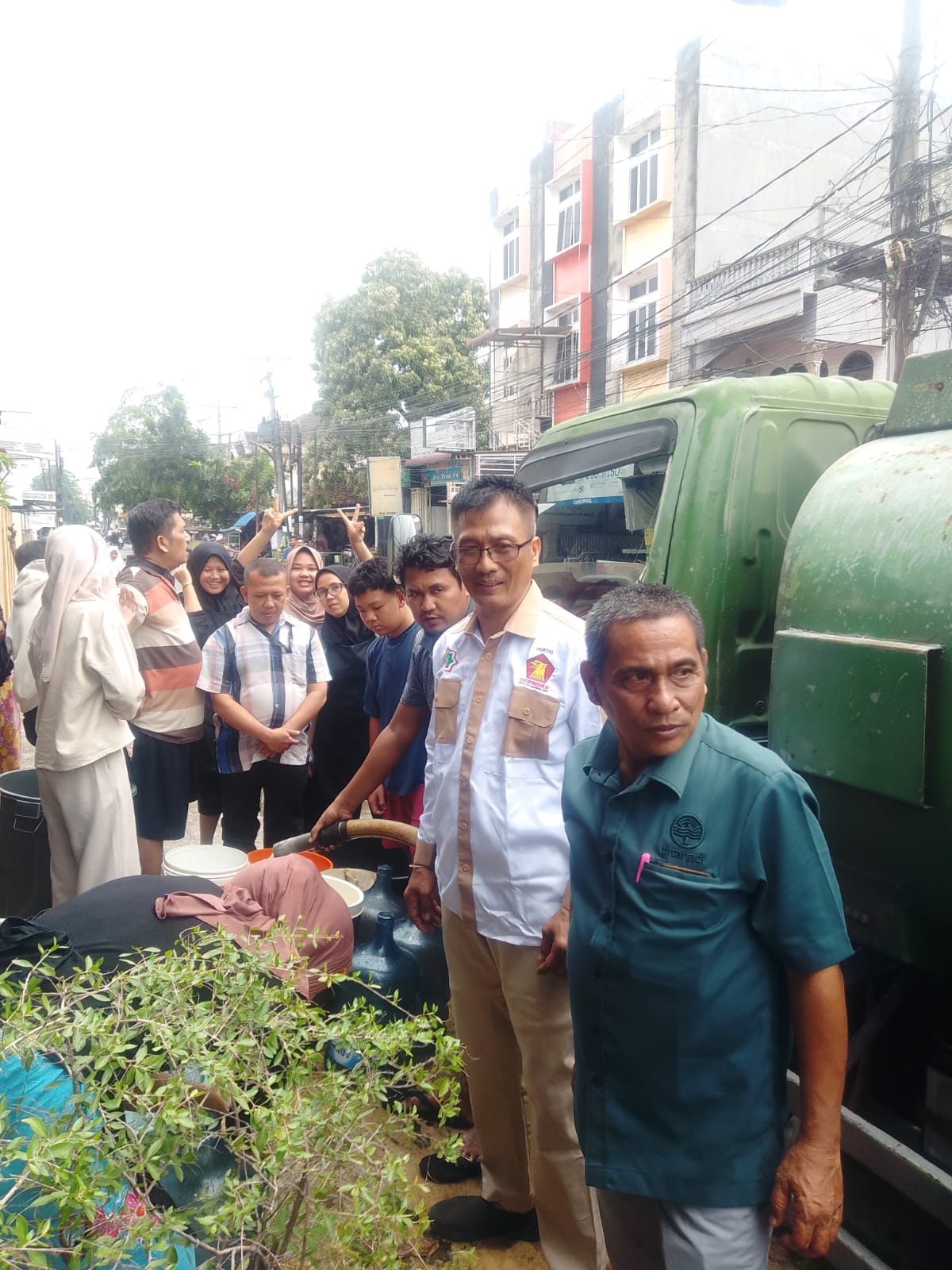 Ketua Gemira Kota Medan Salurkan 10.000 Liter Air Bersih Bagi Warga Kota Matsum
