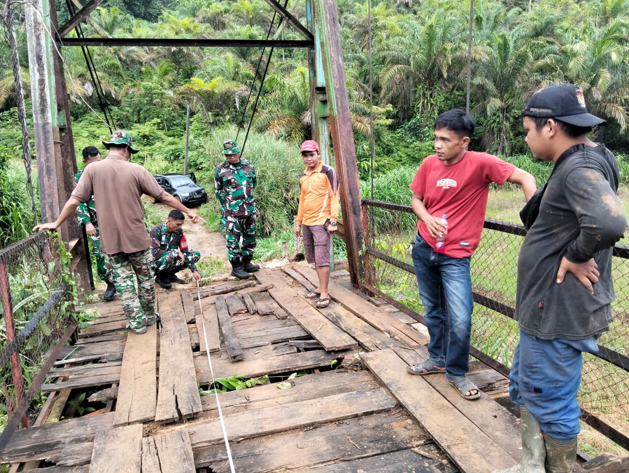 Jembatan Desa Sinar Pagi Ditinjau Kasdim, Warga Berharap Segera Diperbaiki!