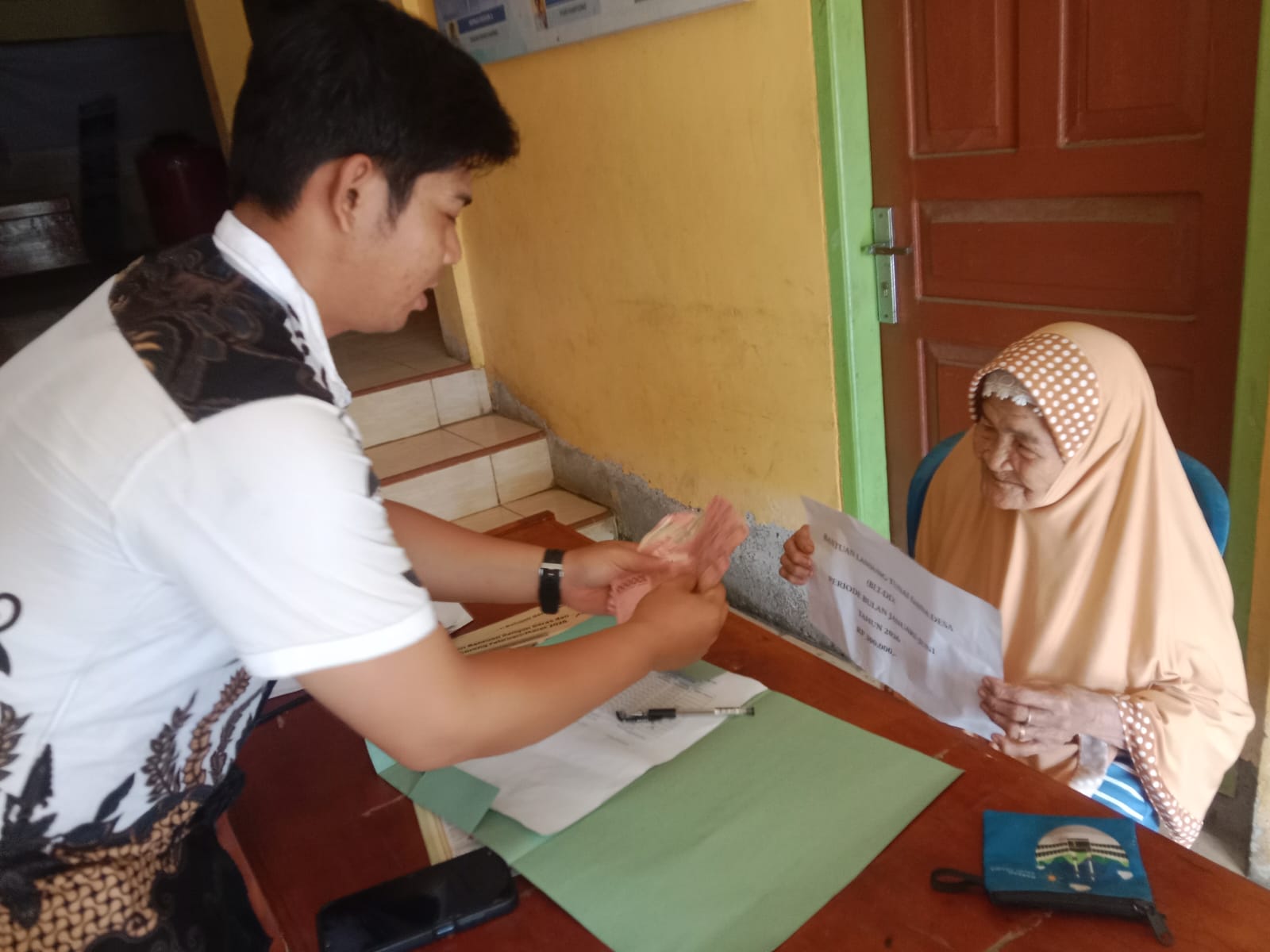 Penyaluran BLT Desa Rena panjang, 12 KPM Menerima Langsung Dirumah
