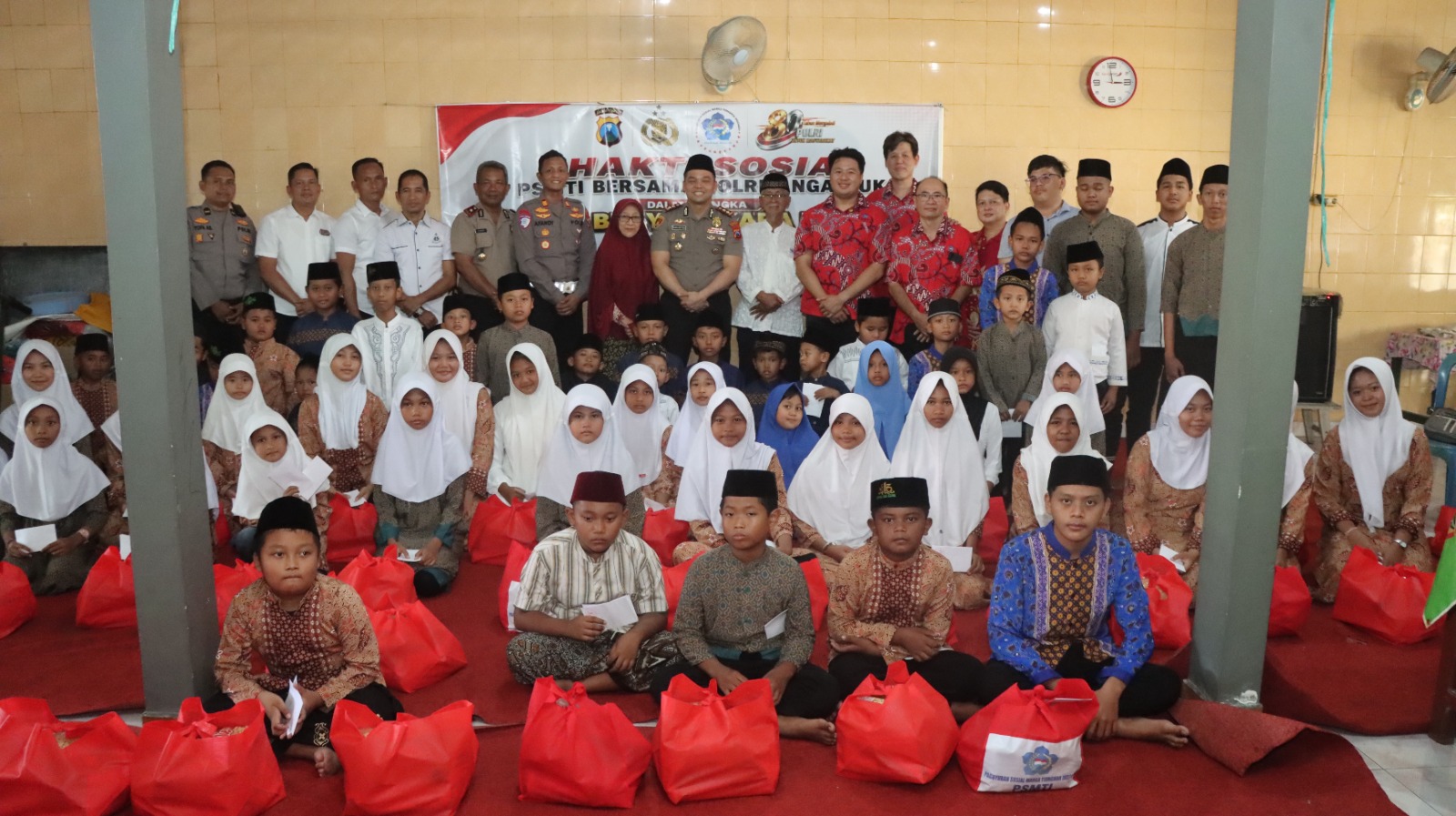 Polres Nganjuk dan PSMTI Berbagi Kasih, 65 Anak Yatim Al Ikhlas Terima Santunan Sambut Hari Bhayangkara ke-80