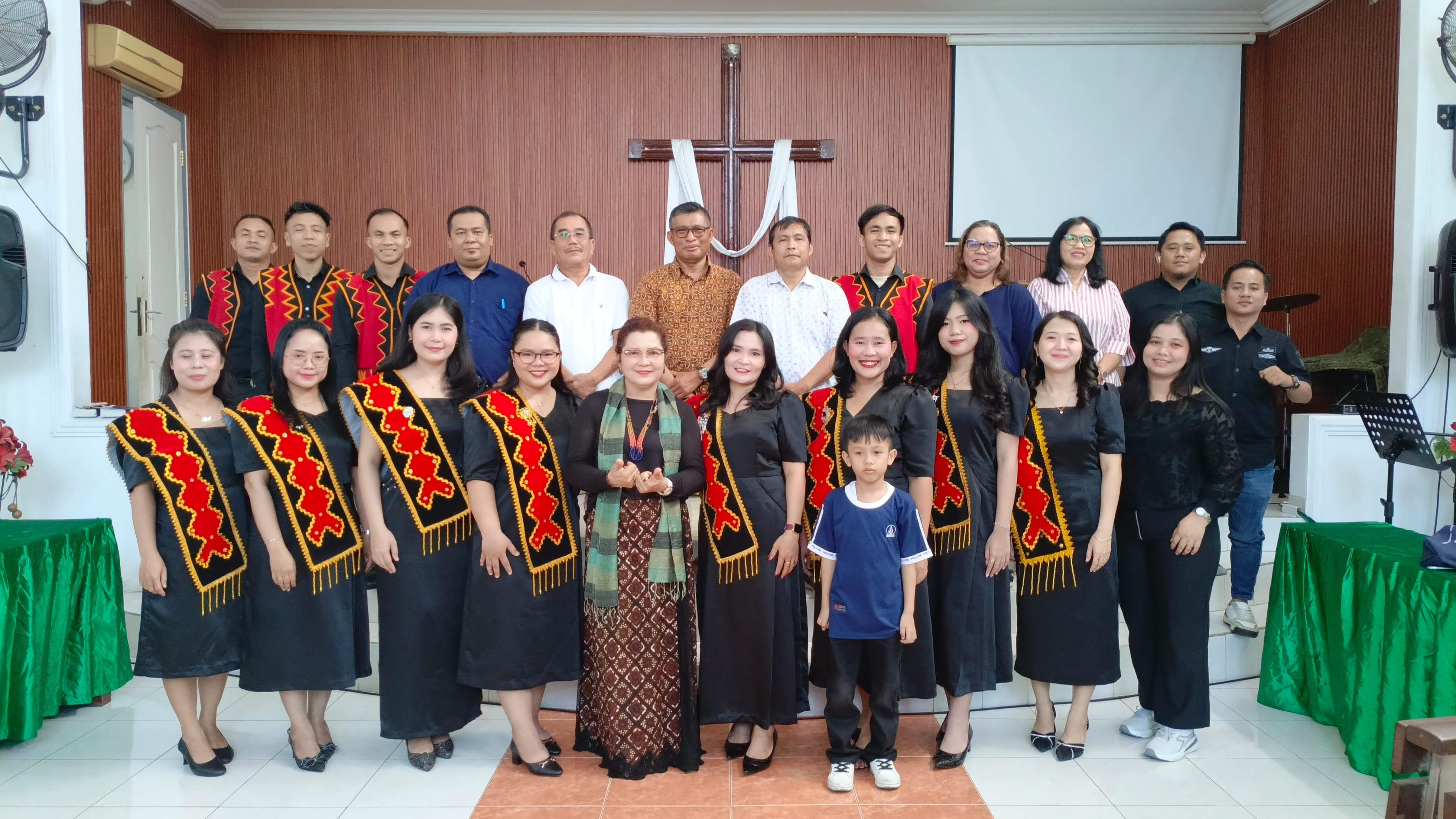 Ketika 12 Suara Menjadi Satu Persembahan, BNKP Jemaat Surabaya di HUT GPIB Immanuel Surabaya ke-106