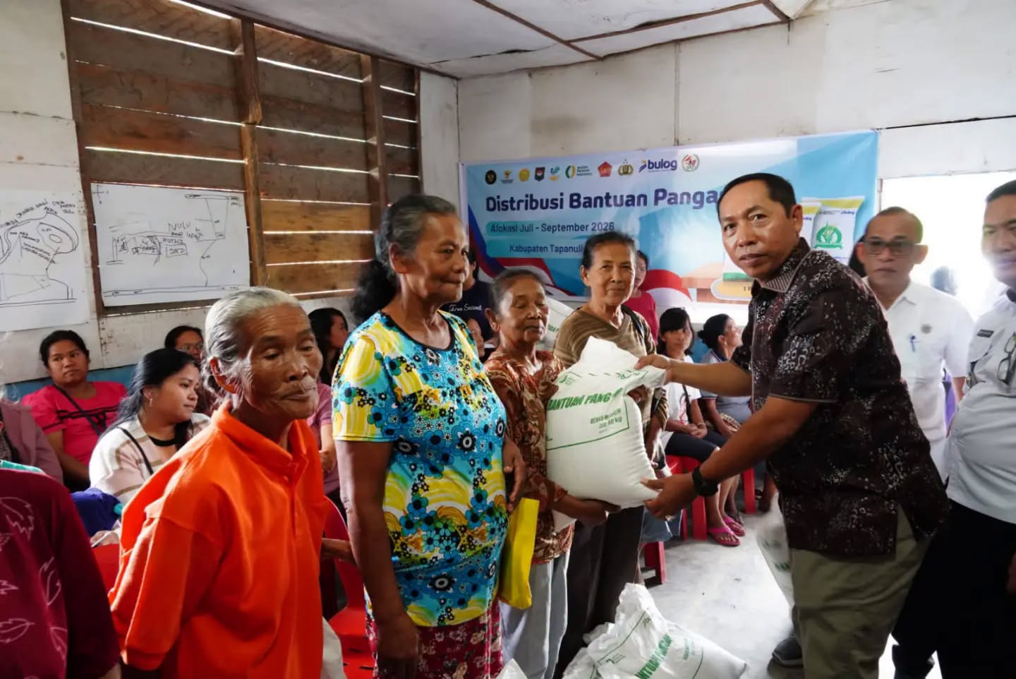 Bupati Taput Salurkan Bantuan Beras untuk 2.782 Keluarga di Sipoholon