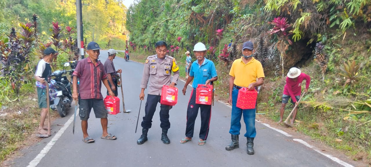 *Sinergi Jaga Lingkungan, Bhabinkamtibmas Polsek Tondon Nanggala Laksanakan Jumat Bersih dan Sosialisasikan Bahaya Karhutla*