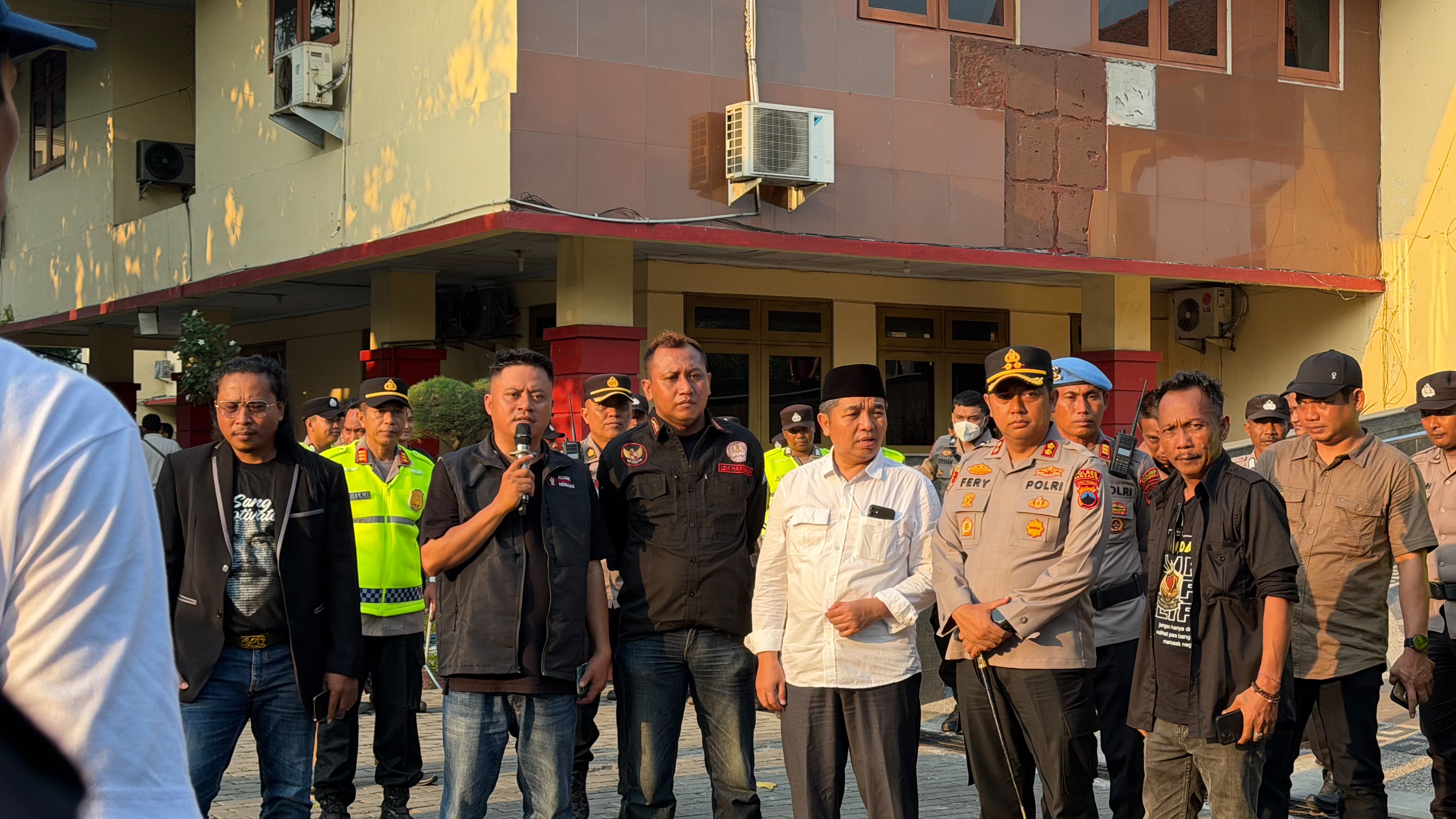 Polres Rembang Kawal Aksi FORRBES,Penyampaian Aspirasi Berlangsung Aman dan Kondusif