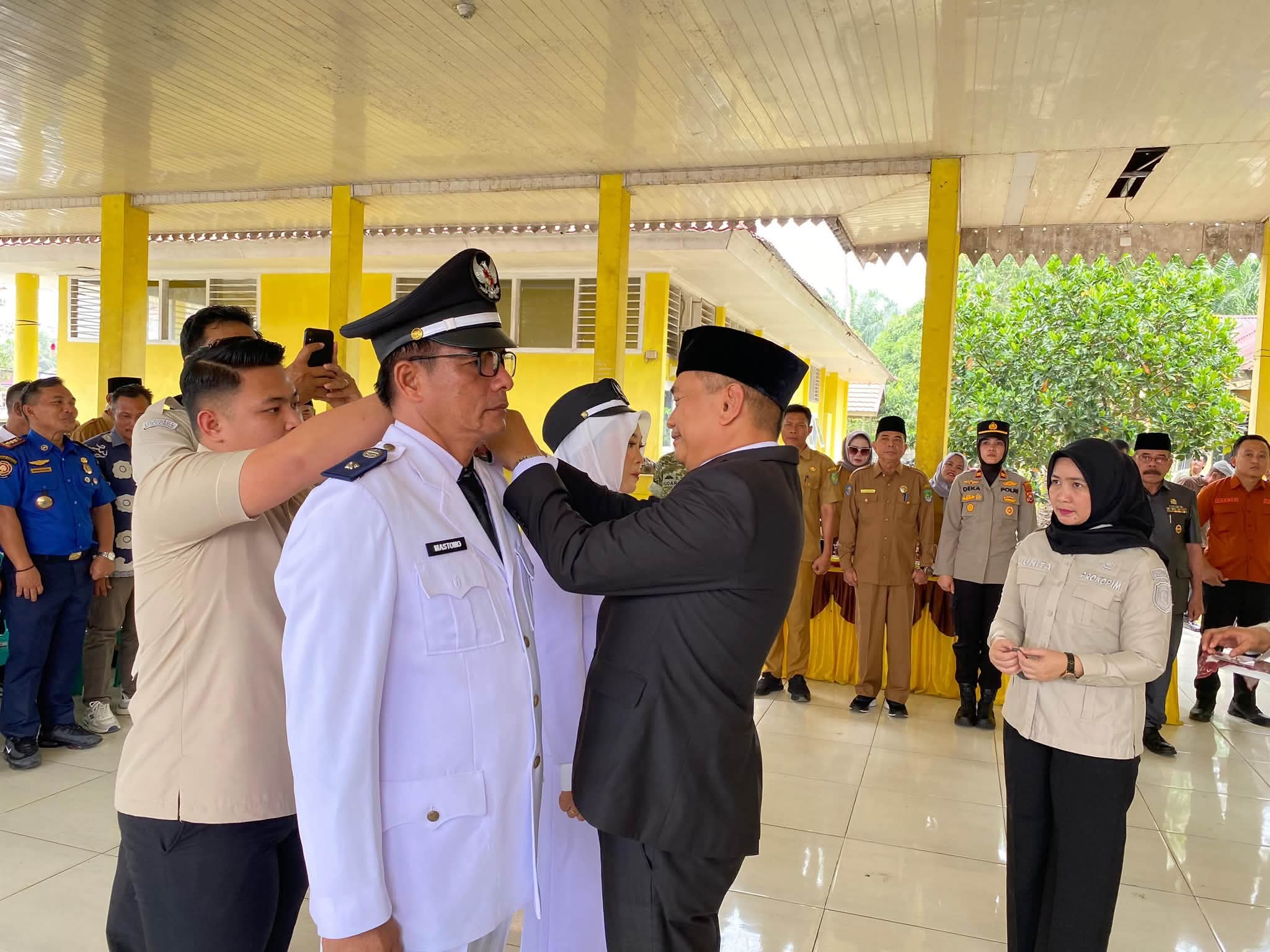 Bupati Rachmat Riyanto Lantik Pj Kepala Desa Bintang Selatan dan Pagar Dewa di Pondok Kelapa