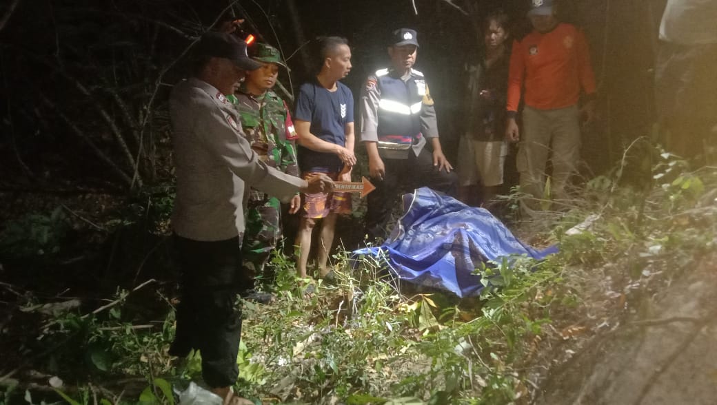 Polsek Sukolilo Bersama Warga Dan Pihak Medis,Evakuasi Korban Jatuh Di Tebing Wisata Tadah Hujan