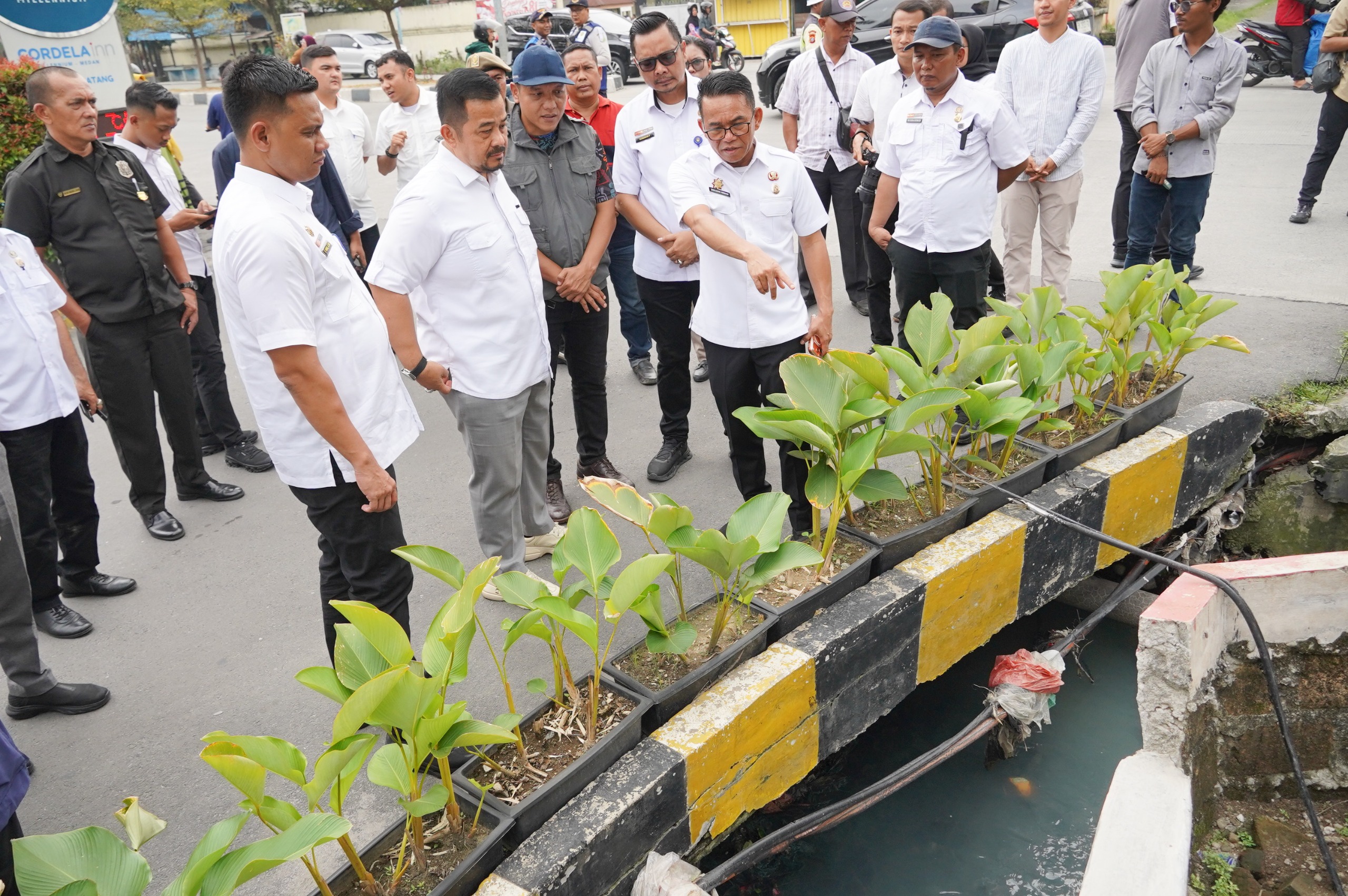 Zakiyuddin Tinjau Saluran Drainase Tersumbat di Medan Helvetia