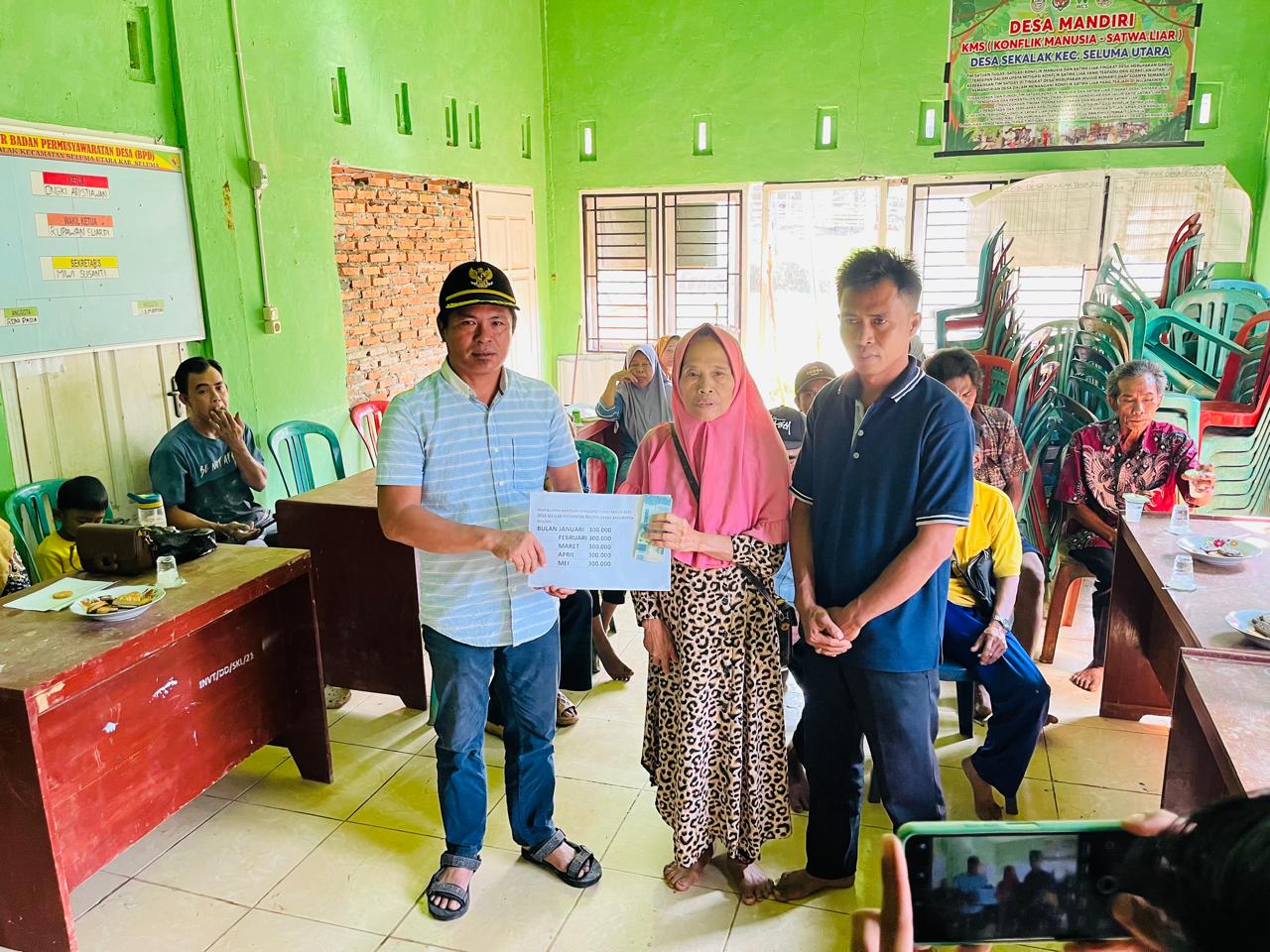 Pemdes Sekalak Salurkan BLT DD Tahap I, 17 KPM Terima Bantuan Lima Bulan Sekaligus